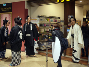 京橋TSUTAYAさんで来月号表紙の撮影!「まちに飛び出す旅役者」シリーズ第1弾は次郎長一家?劇団美山さん